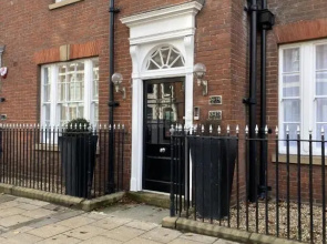 10 Bootham House - luxury city centre apartment with free parking for one car
