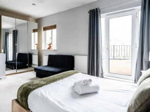 Waterside Stay - City Centre with Parking