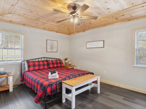 Majestic Valley View 3 Bedroom Cabin by RedAwning