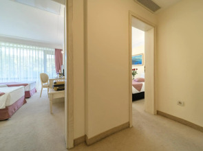 Palace Hotel - Sunny Day Resort