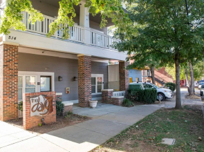 Fun 1 BR Apt In Popular NODA