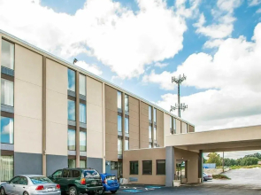 Econo Lodge Inn & Suites Outlet Village