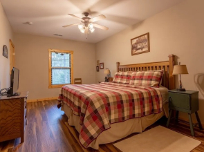 Ozarks Oasis 4 Bedroom Cabin by RedAwning