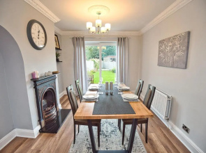 Cosy 3 bed with Parking- Family and Contractors