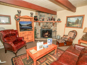 Bear Trap Cabin - 1 FREE Ski/Board Rental! 2BR/1BA/Hot Tub/WiFi/Netflix