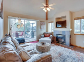 Pet-friendly Townhome w/ Hot Tub in Redmond!