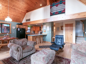 River Road Retreat Apartment 3 NW Comfy Cabins