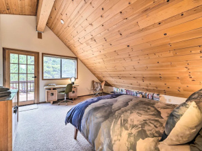 Deck + Fireplace: Log Cabin in Tahoe Donner!