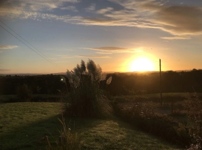 Shepherds Hut-1 Bed-hot Tub -views