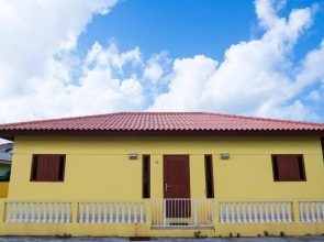 Iona's home: Vibrant 2bedroom home near Willemstad