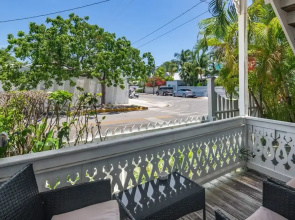 Sea Breeze by Brightwild Off-street Parking