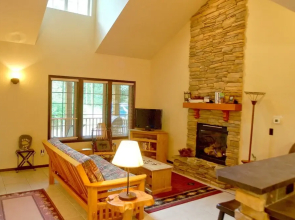 Glacier Springs Cabin 89 Cedar and Log Cabin Close to Skiing and Hiking