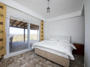 Peaceful House With Private Beach in Gumusluk