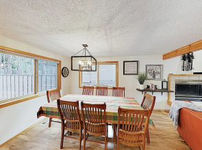 Tranquil North End Gem W/ Hot Tub & Bikes 5 Bedroom Home