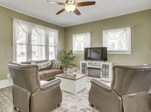 Walk to Restaurants & Shops: Dtwn Franklin Retreat
