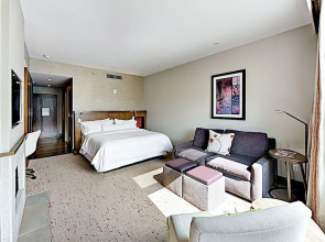 Riverfront Studio W/ Pool Studio Bedroom Hotel Room