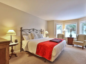 The Birch Ridge: American Classic Room #7 - King Suite In Killington. Hot Tub. 1 Bedroom Home