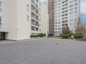 Spacious Studio & Parking by Renters