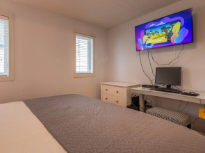 P1 - Private Hot Tub - 3 Bedroom Home - Mountain View