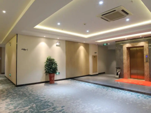 Green Tree Inn Express Danyang Wuyue Square Railway Station