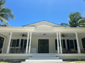 Hibiscus Hill Cricket Pavilion - Retreat Near Pink Sand Beach 2 Bedroom Cottage