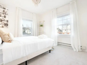 Ultra-Modern Luxe Sleek & Stunning Stay
