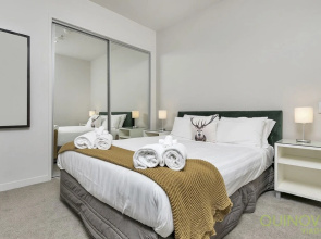 QV Refined Viaduct Harbour Apt - 879