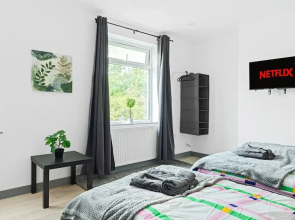 3br-sleeps8-parking-wifi-closestation
