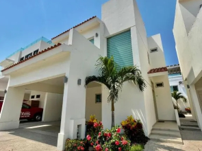 Casa turquesa pie de playa Mazatlan (Brujas)