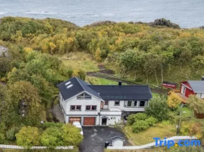 Lofoten Aurora House | Cozy & Private Stay with Fireplace