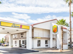 Super 8 Phoenix Metro North