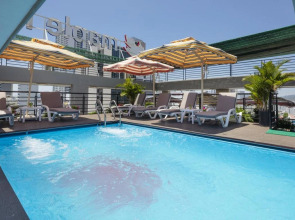 Maple Leaf Hotel & Apartment