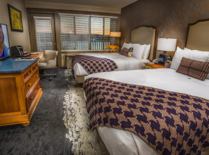Lodge Of Four Seasons Golf Resort, Marina & Spa
