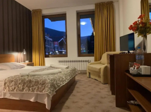 Room-granat Double Room 2- Next to Gondo