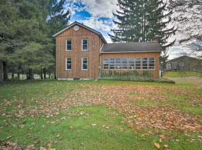 Vintage Farmhouse ~ 2 1/2 Mi to Mount Pleasant Ski