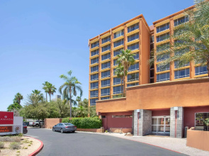 Holiday Inn Express & Suites Phoenix Midtown by IHG