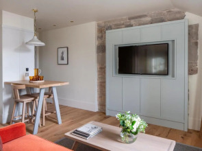 Abbey Strand Apartments, at Holyrood