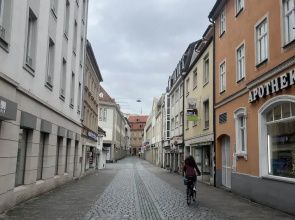 Moderne Stadt Zimmer mit eigenem Bad