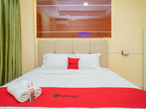 RedDoorz Plus Syariah near Pasar Turi