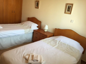 2 Bed Flat - Sleeps 4 - Pool - Parking - Wifi