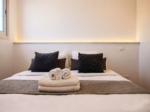 Phaedrus Living: Seaside Executive Flat Harbour 207