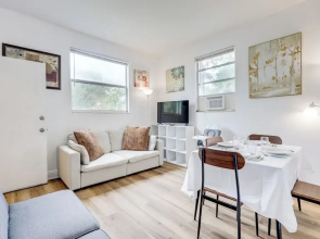 Steps to Food & Shops: Cozy Condo in Jacksonville!