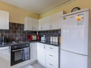 1bed-sleeps2-parking-nearcitycentre-jlr-nec