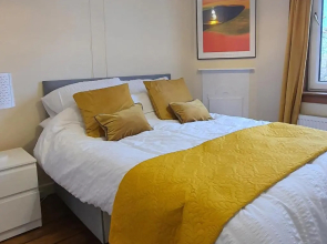 Large 3 Bed Apartment Glasgow West End Free Parking & Electric Vehicle point