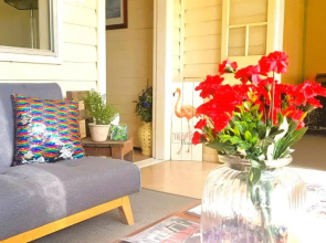 Oakwood House - Entire 4 bedroom house with Foxtel & WiFi