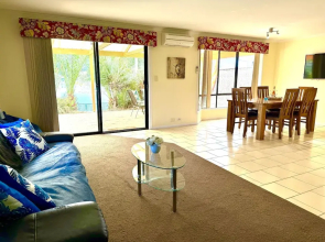 Lakeside Getaway - 4BR Jetty Wi-fi Waterfront