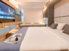 Cozy and New Studio at Collins Boulevard Apartment