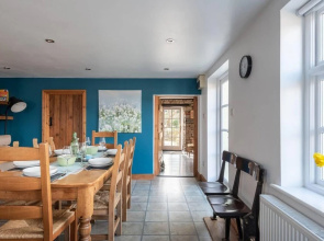 Spacious 3BR in Historic Chepstow, Cottage Garden