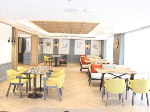 The Quart Ruamrudee by UHG