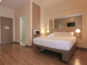 Red Planet Makati Amorsolo